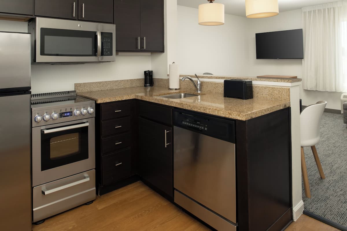 Suite, 2 chambres | Cuisine privée | Réfrigérateur, micro-ondes, plaque de cuisson, lave-vaisselle