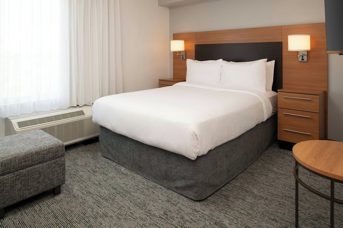 Studio, 1 Queen Bed with Sofa bed