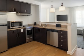 Suite, 2 Bedrooms | Dapur peribadi | Peti sejuk, ketuhar gelombang mikro, dapur, mesin basuh pinggan mangkuk