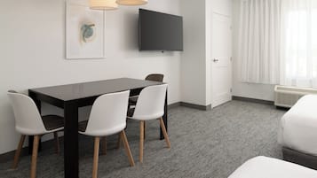 Studio, Meerdere bedden | Een bureau, verduisterende gordijnen, een strijkplank/strijkijzer