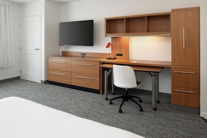 Studio, 1 King Bed with Sofa bed | Desk, blackout drapes, iron/ironing board, free cribs/infant beds