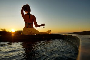 Suite with Outdoor Hot Tub | Tina de hidromasaje privada