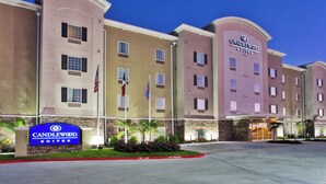 Un hotel de varios pisos con un letrero que indica que es Candlewood Suites.