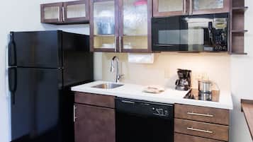 Full-size fridge, microwave, stovetop, dishwasher
