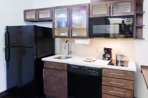 Frigorífico grande, microondas, placa de cocina y lavavajillas