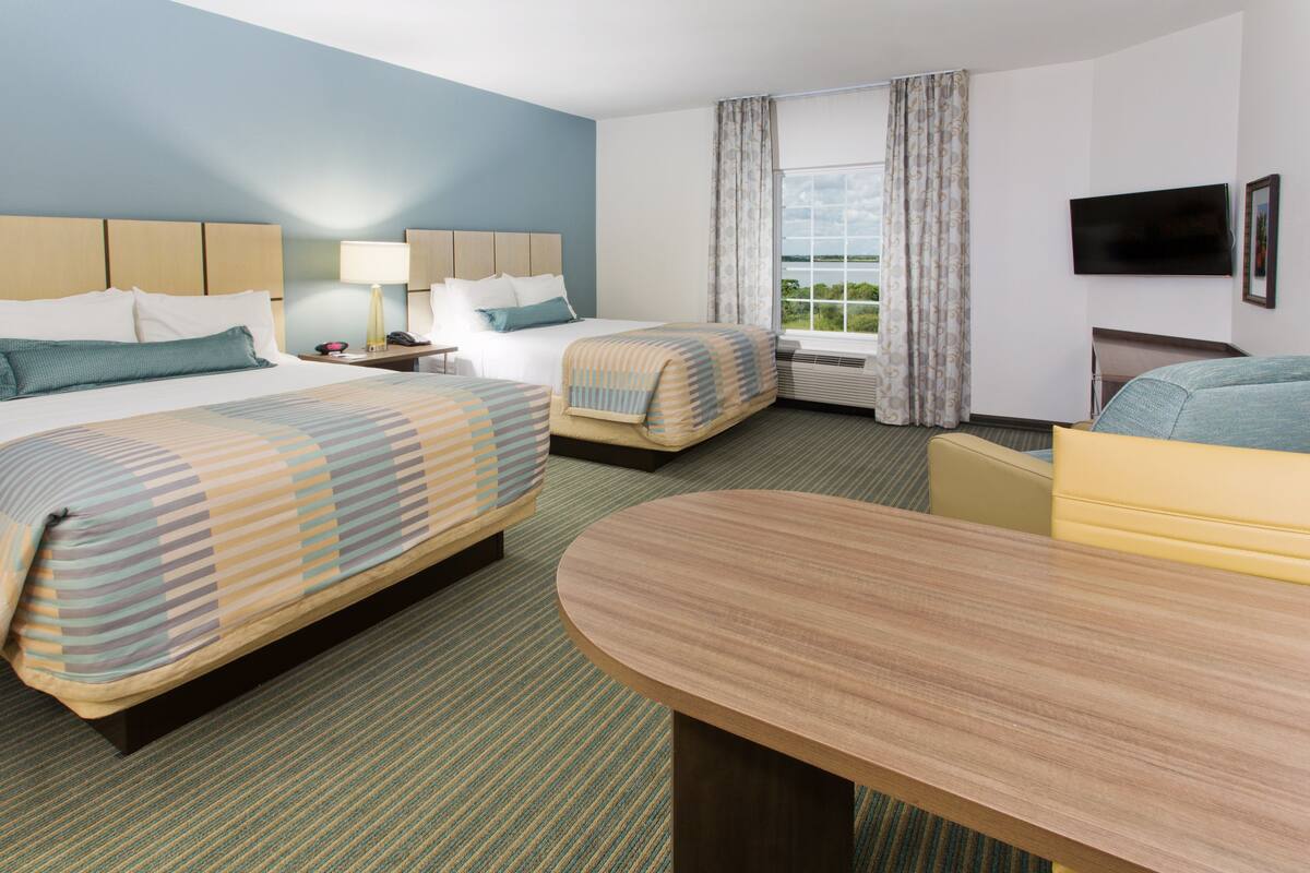 Suite Studio, 2 grands lits, accessible aux personnes à mobilité réduite (Roll-In Shower)