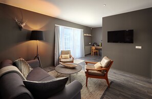 Egyptian cotton sheets, premium bedding, in-room safe, desk