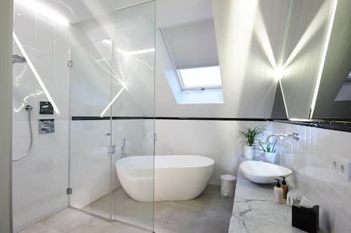 Regadera, amenidades de baño de diseñador, secadora de cabello, batas