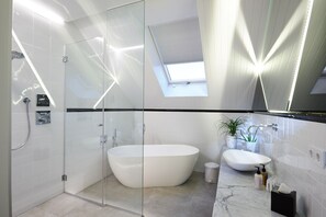 Shower, designer toiletries, hair dryer, bathrobes - Alda Hotel Reykjavik (Reykjavik)