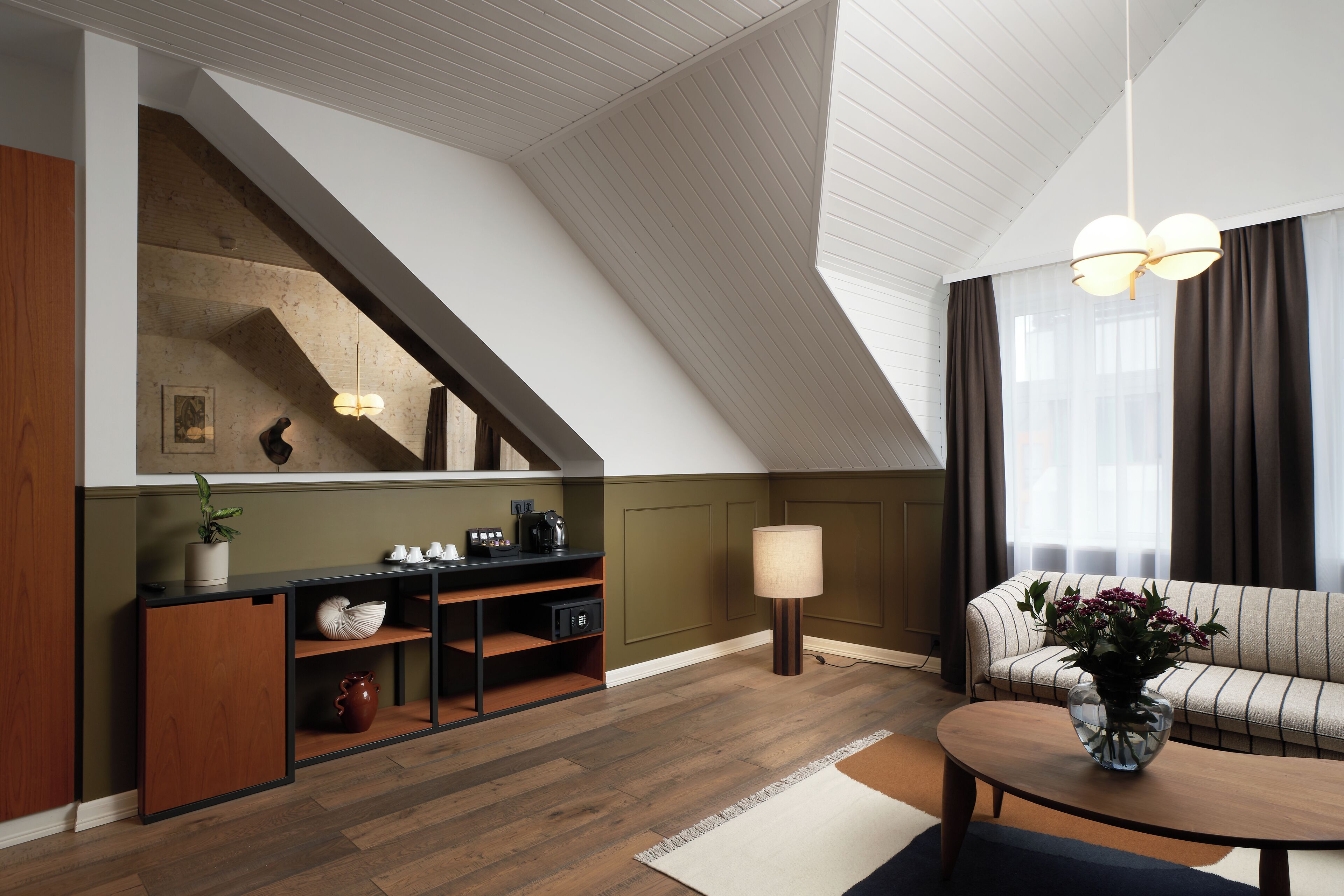 king suite | coffee and/or coffee maker