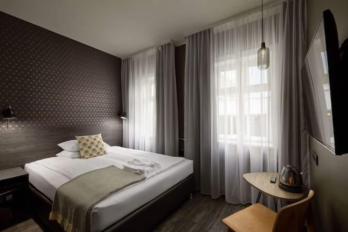 1 bedroom, Egyptian cotton sheets, premium bedding, in-room safe