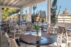 Tägliches Frühstücksbuffet (10 EUR pro Person)