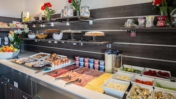 Se ofrece un desayuno bufé (10 EUR por persona)