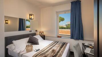 Double or Twin Room | Minibar, in-room safe, desk, soundproofing