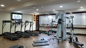 A gym with treadmills, ellipticals, and weight machines. - Master Express Lima e Silva (Porto Alegre)