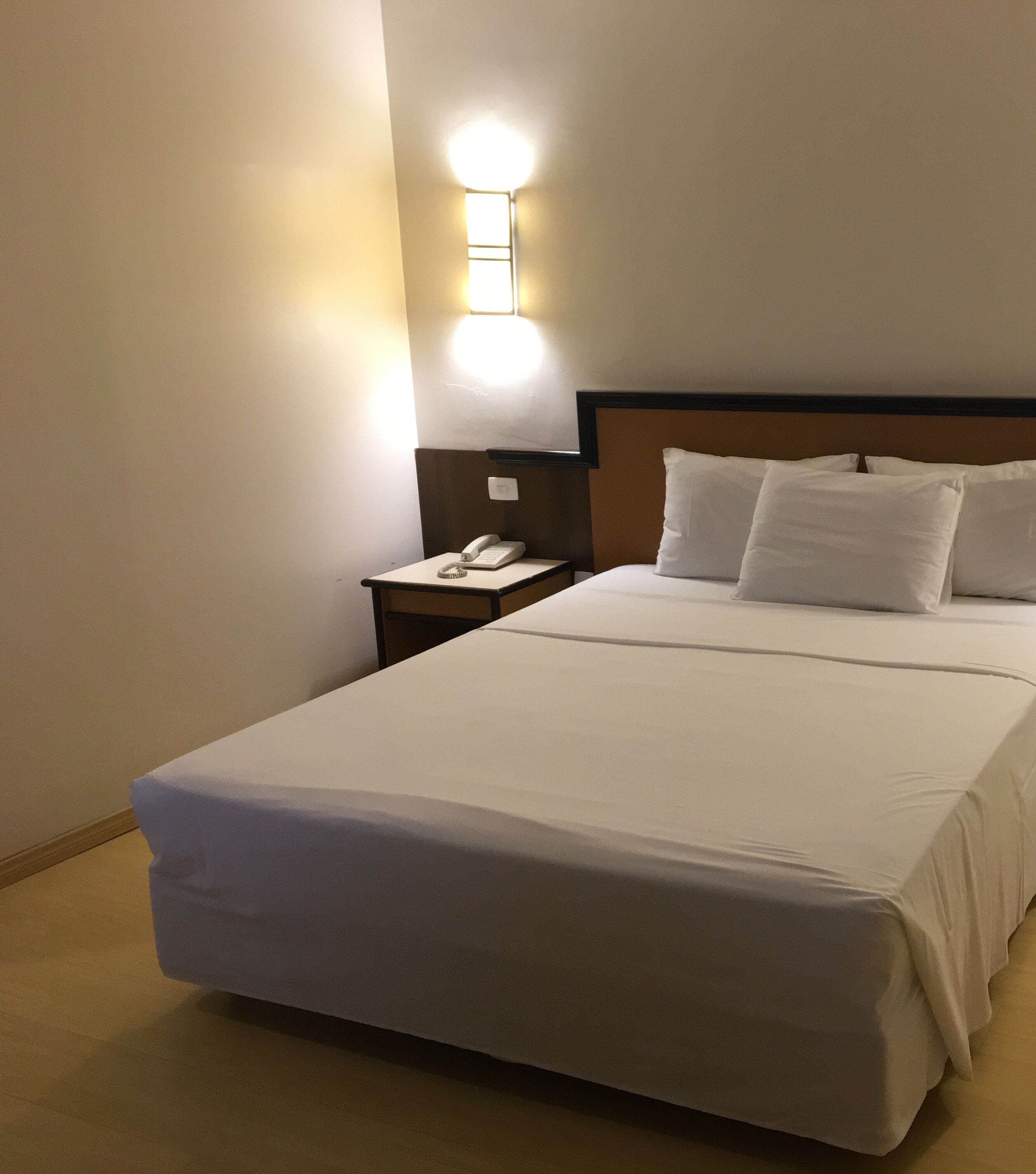 Minibaari, tallelokero huoneessa, työpöytä, vuodevaatteet