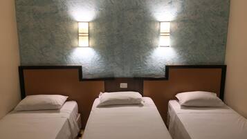 Classic trippelrum | Minibar, värdeförvaringsskåp på rummet, skrivbord och sängkläder