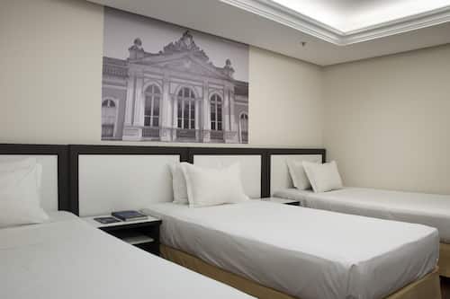 Quarto triplo clássico, 3 camas de solteiro | Escrivaninha, Wi-Fi de cortesia, roupa de cama