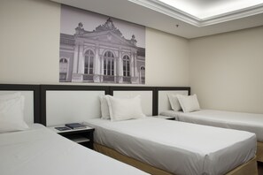 Classic Triple Room, 3 Single Beds | Desk, free WiFi, bed sheets - Master Grande Hotel (Porto Alegre)