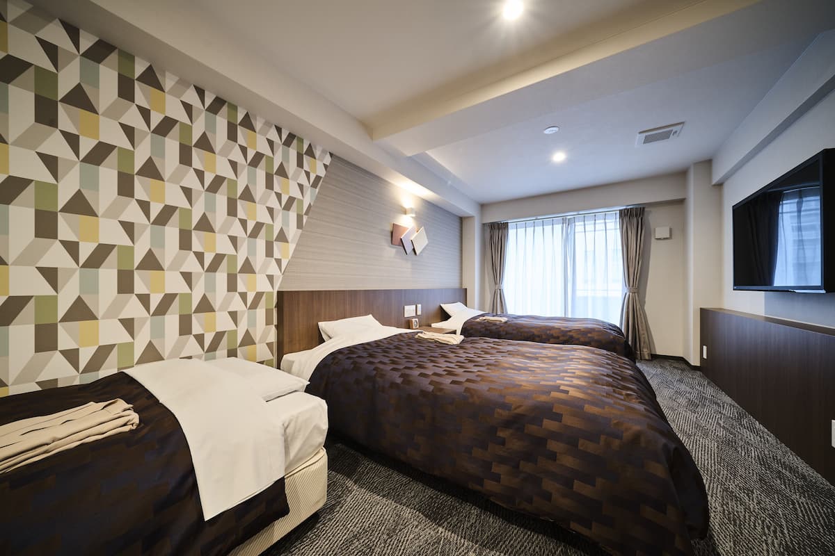 Quarto triplo premium, para não fumantes | Edredons de pluma, escrivaninha, roupa de cama