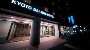 Exterior do Hotel Kyoto Dai-Ichi, com fachada moderna, ampla entrada de vidro e sinalização iluminada.