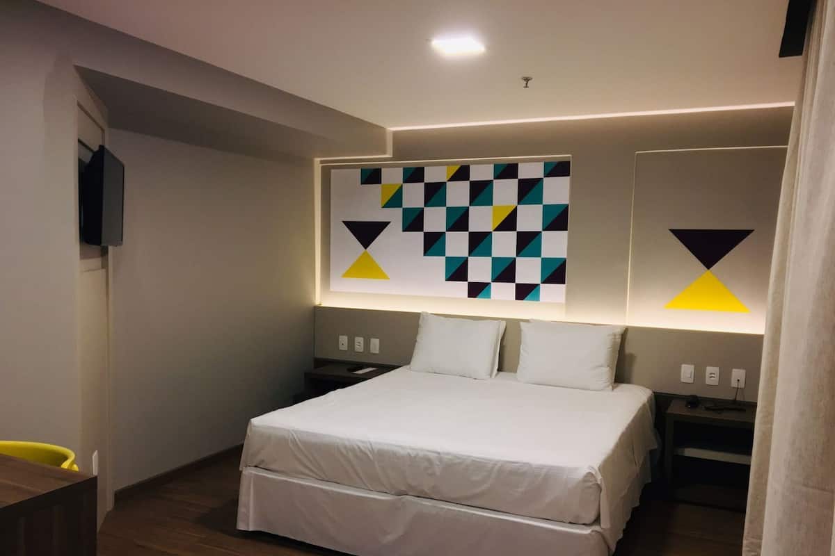 Escritorio, wifi gratis y ropa de cama