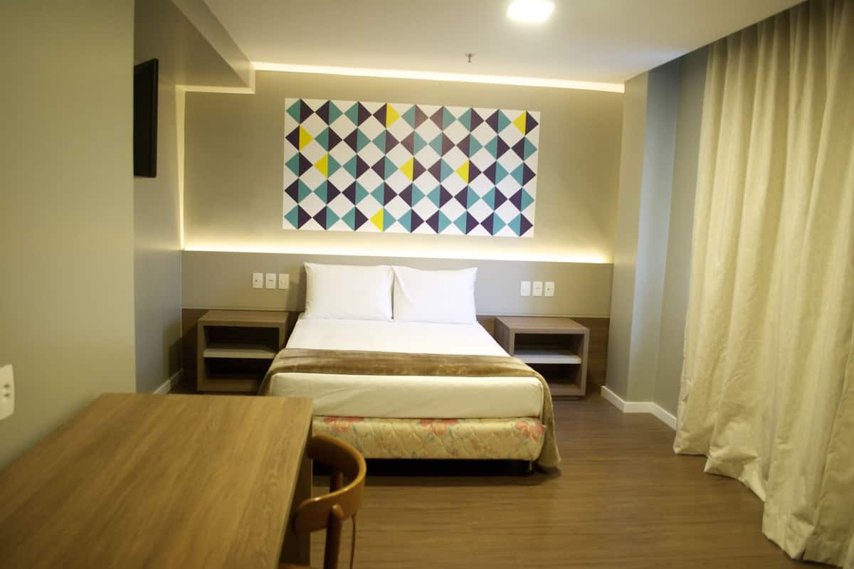 Escritorio, wifi gratis y ropa de cama