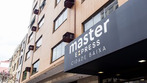 Une enseigne d’hôtel portant le nom « Master Express Cidade Baixa ».