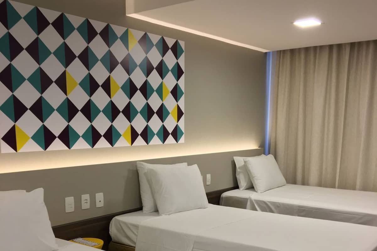 Escritorio, wifi gratis y ropa de cama