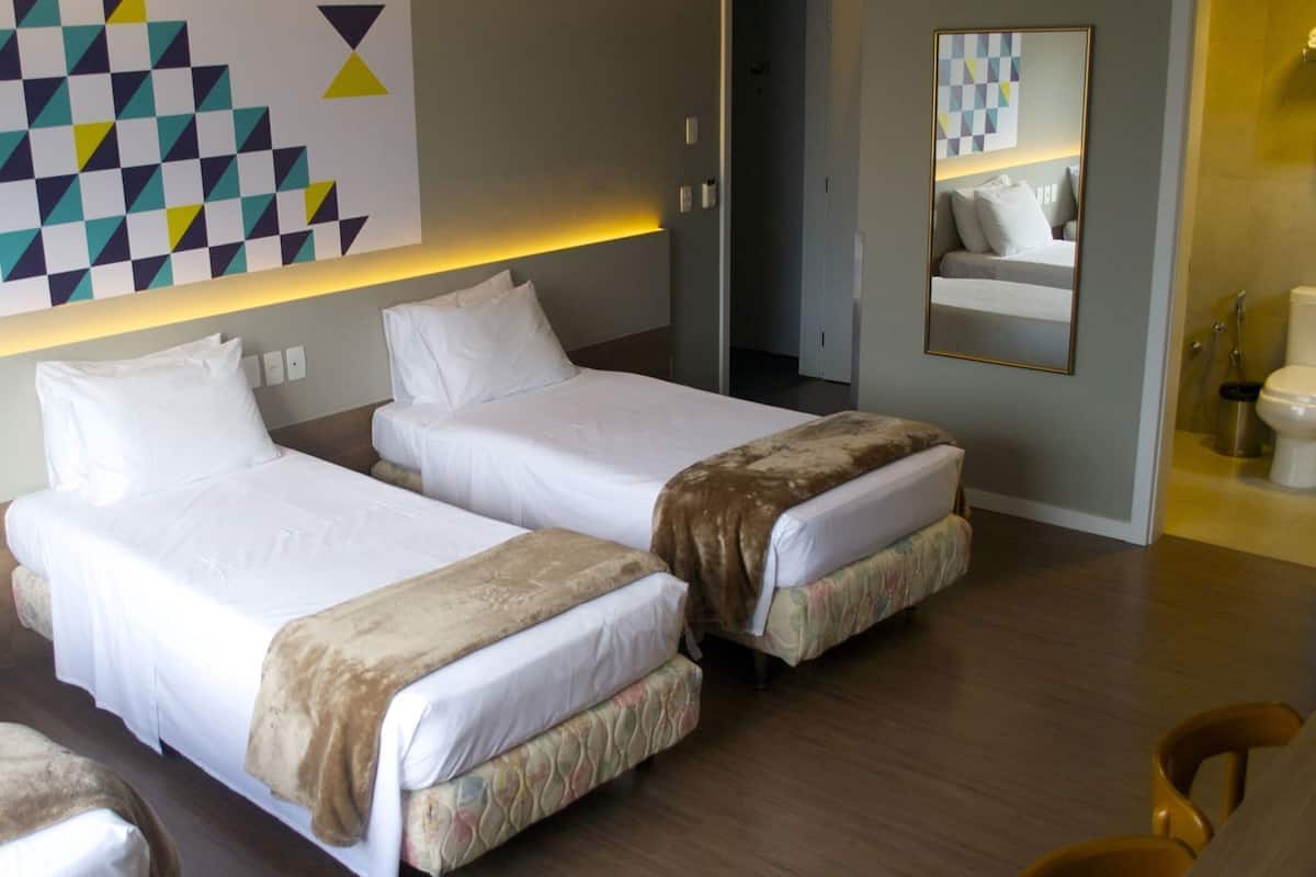 Escritorio, wifi gratis y ropa de cama