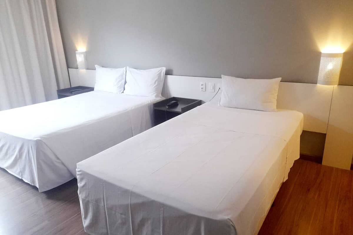 Escritorio, wifi gratis y ropa de cama