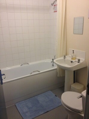 Combined shower/bathtub, hair dryer, towels - Royal Chambers (Liverpool)