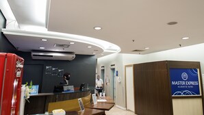 A reception area with a reception desk, a red telephone, and a sign for Master Express. - Master Express Alberto Bins (Porto Alegre)