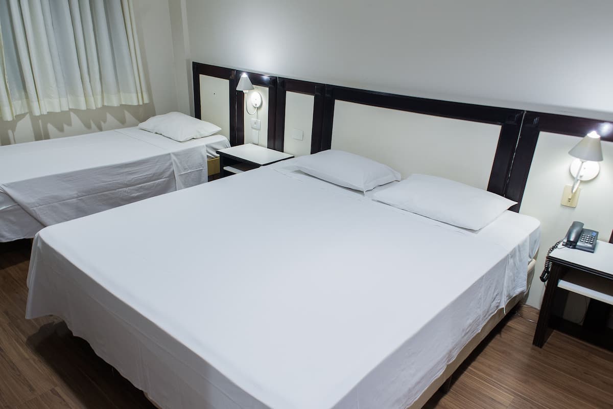 Classic Triple Room | Desk, WiFi (free), bed sheets