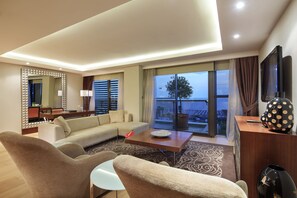 Suite junior, vistas parciales al mar | Sala de estar | Una televisión de pantalla plana