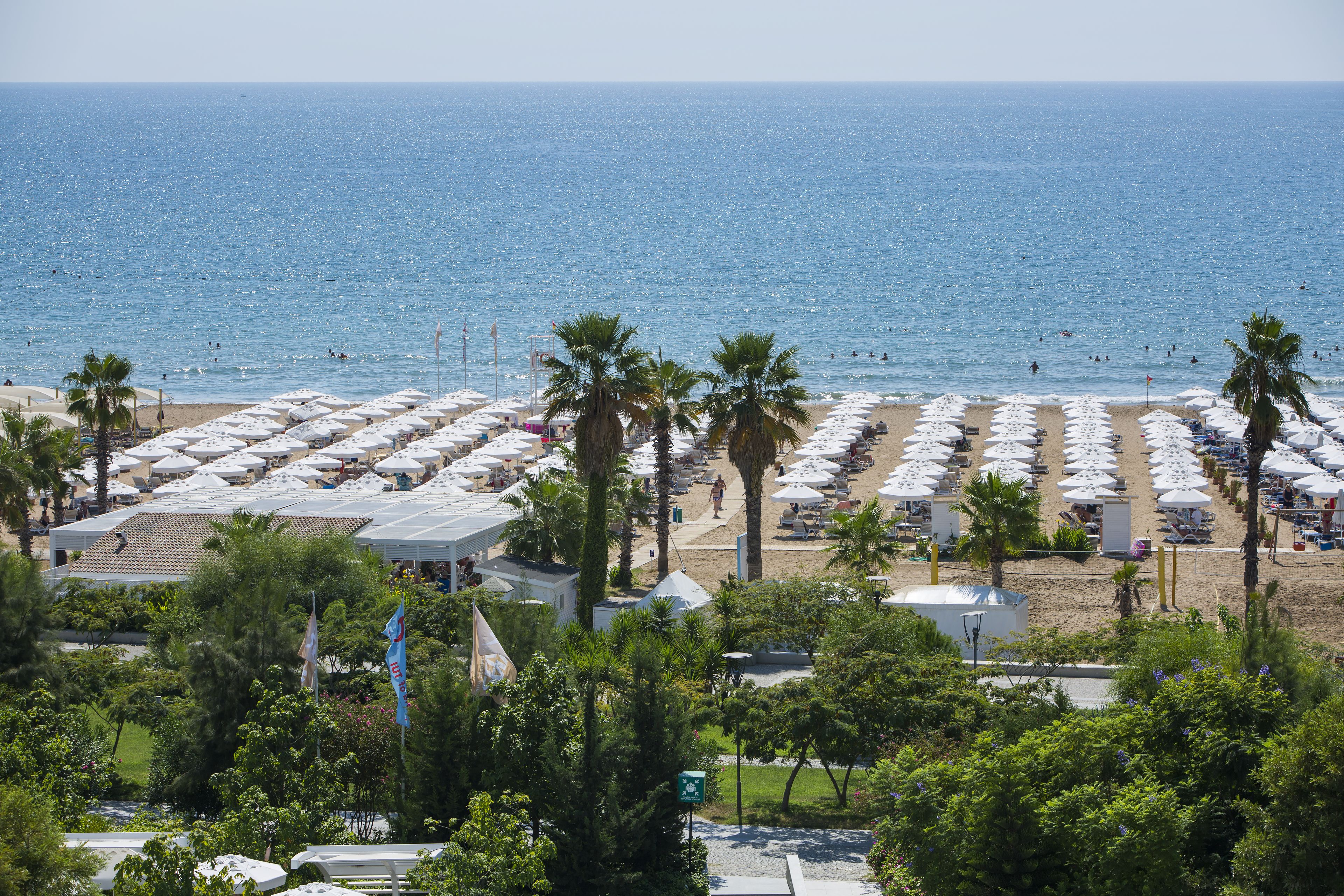 Ubicación cercana a la playa, tumbonas, sombrillas y esquí acuático