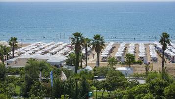 Ubicación cercana a la playa, tumbonas, sombrillas y esquí acuático