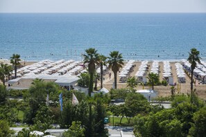 Nær stranden, solsenger, parasoller og vannski