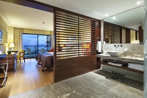 Minibar, caja de seguridad en la habitación y escritorio 