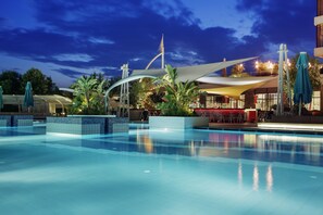 Bar junto a la piscina
