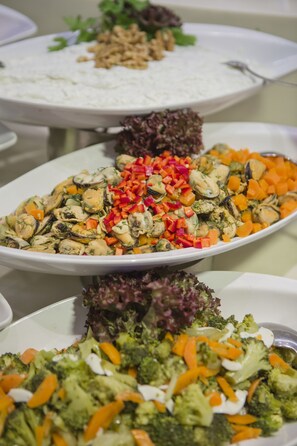 2 か所のレストラン、朝食、ランチ、ディナーに営業 (多国籍料理)