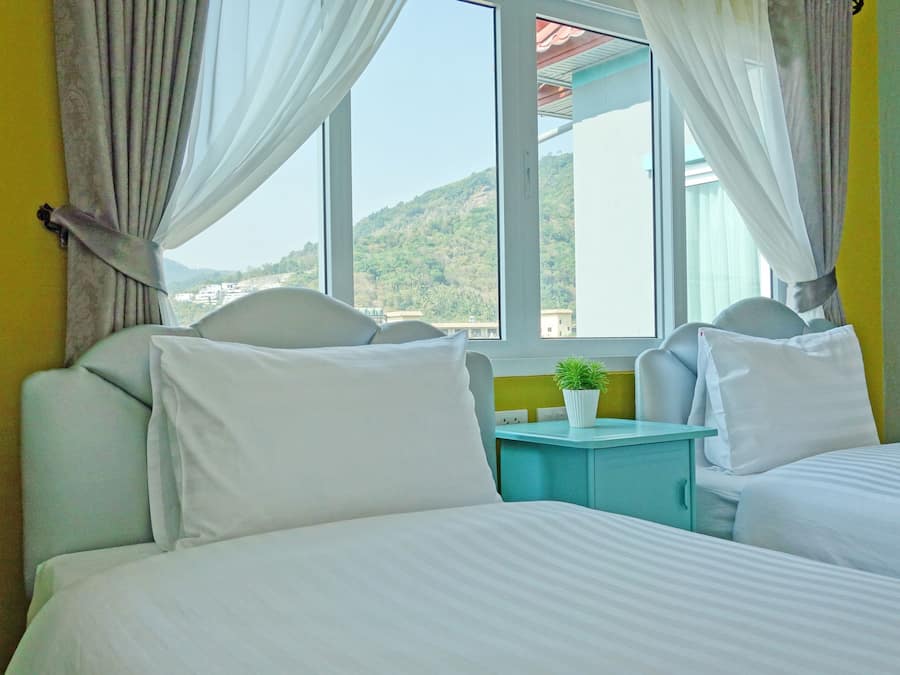 Safe på rommet, skrivebord, wi-fi (inkludert) og sengetøy