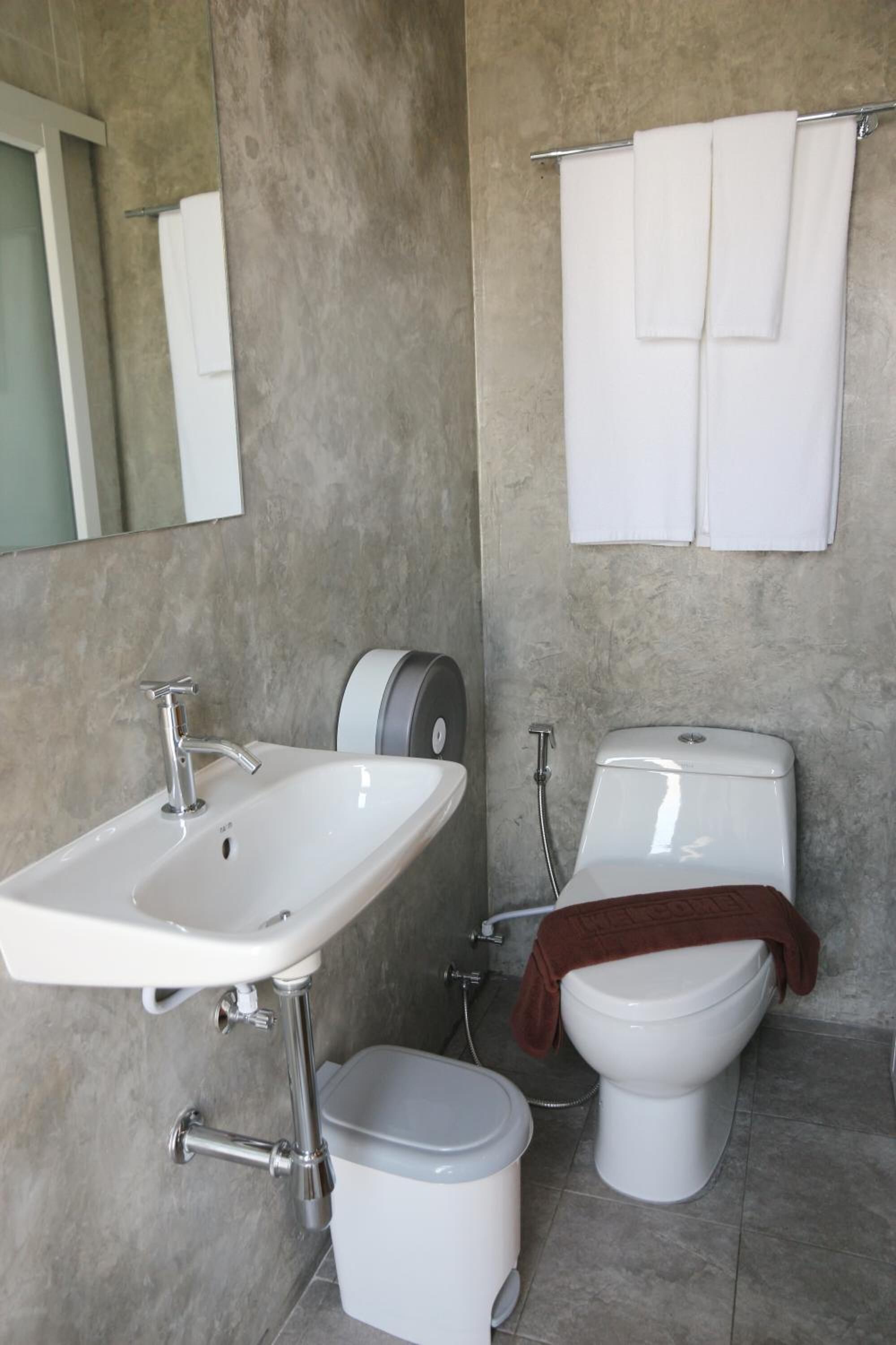 shower, rainfall showerhead, free toiletries, hair dryer