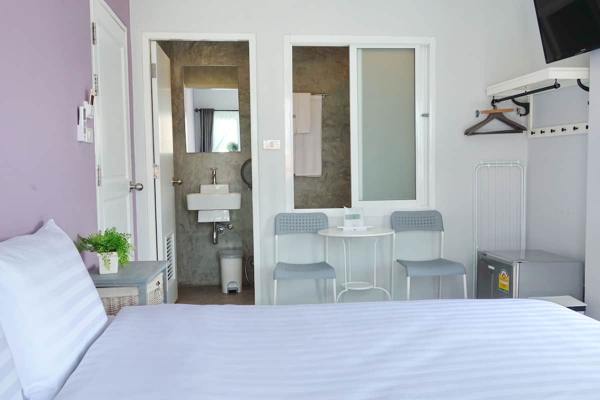 superior double room | in-room safe, desk, free wifi, bed sheets