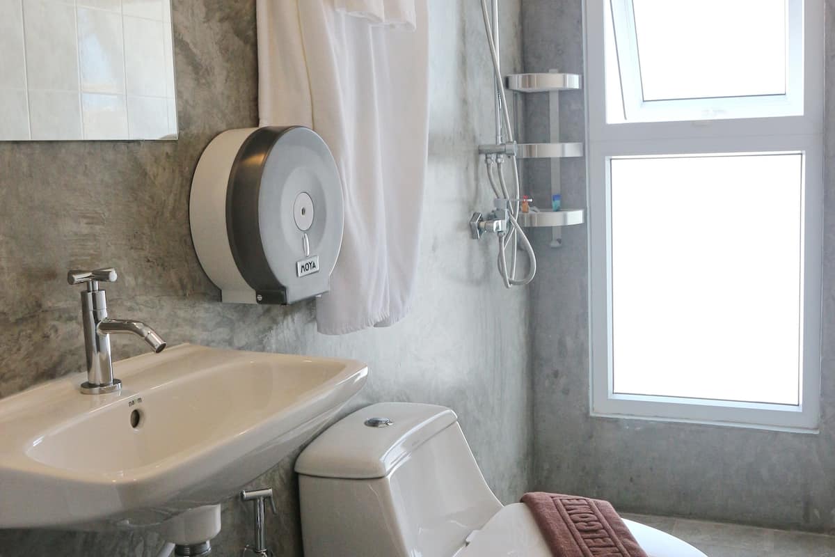 shower, rainfall showerhead, free toiletries, hair dryer