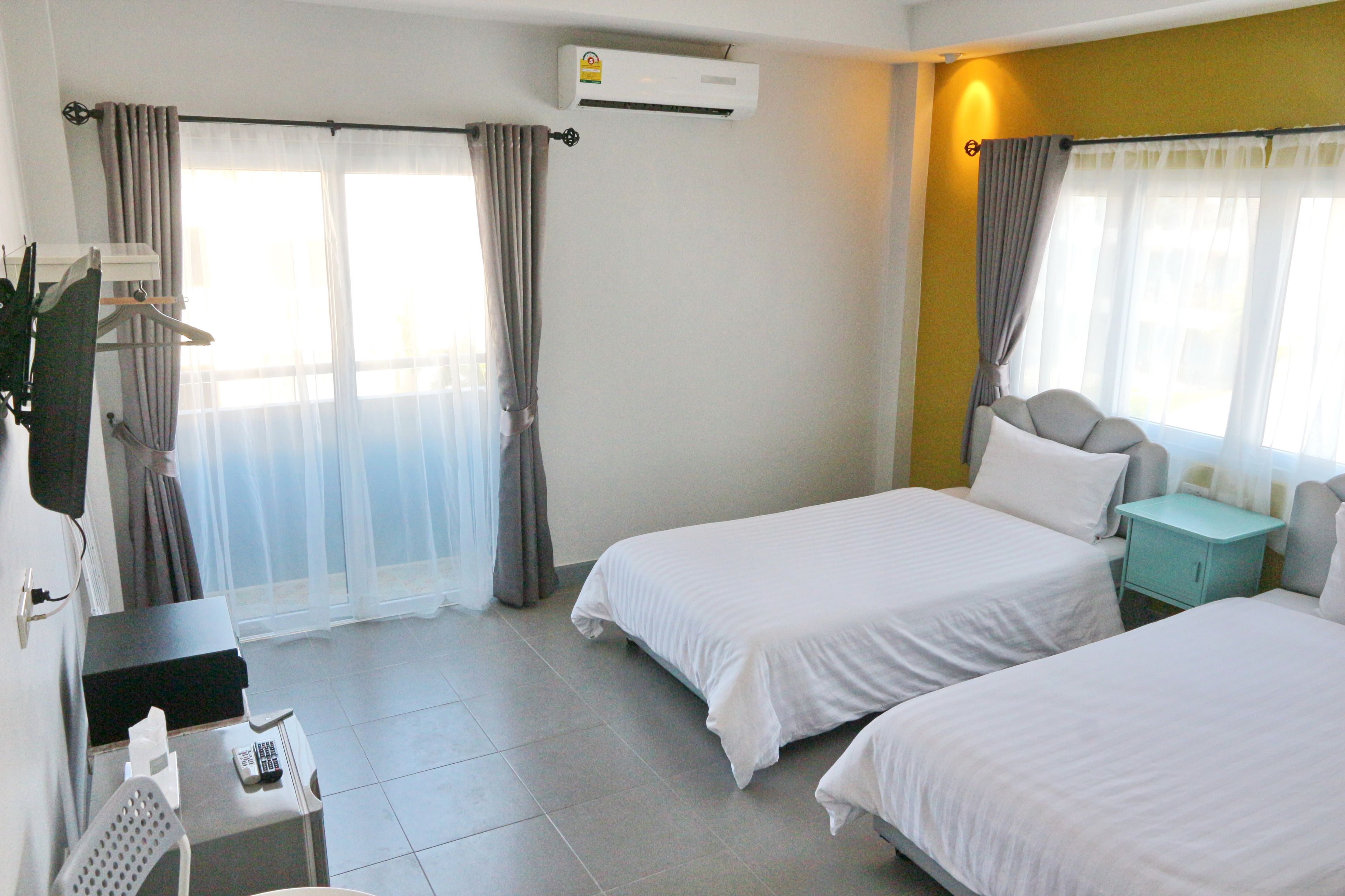 superior double room | in-room safe, desk, free wifi, bed sheets