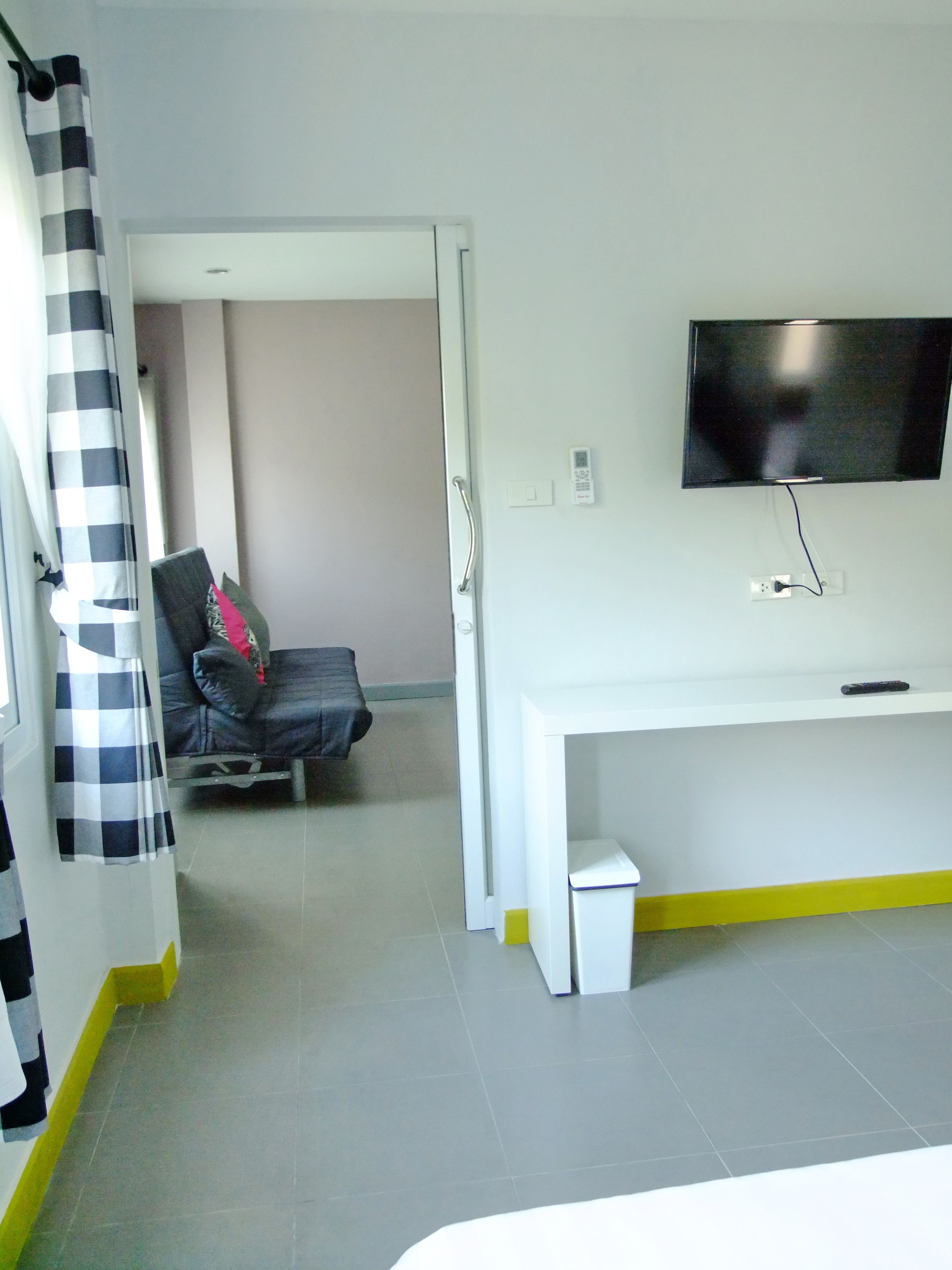 suite, 1 bedroom | living area | lcd tv