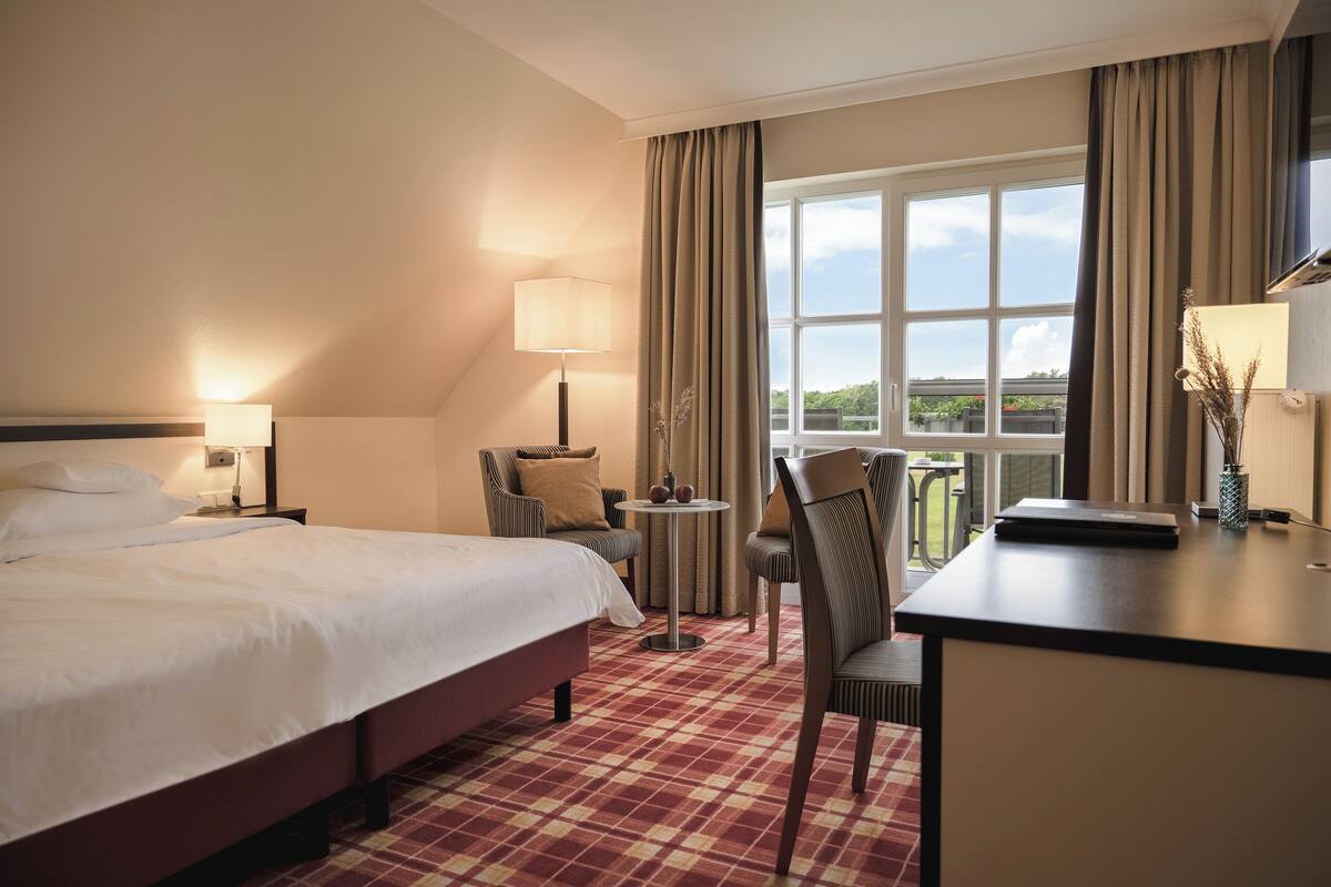 double room, golf view | 1 bedroom, hypo-allergenic bedding, in-room safe, iron/ironing board