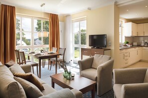 Familieleilighet, kjøkken | Allergitestet sengetøy, safe på rommet og strykejern/-brett