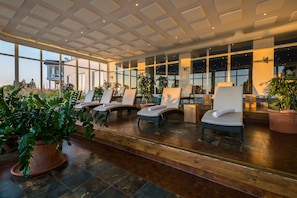 雙人療程室、三溫暖烤箱、芳療、熱石按摩、瑞典式按摩、泰式按摩